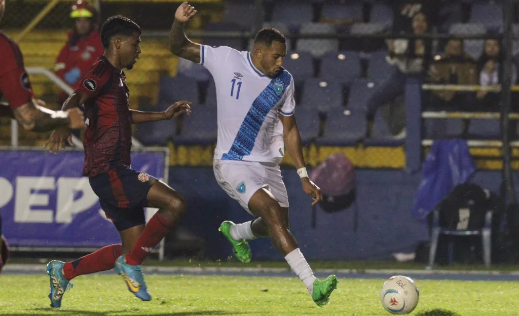 Mendez-Laing es perseguido por Gerald Taylor en el último Guatemala-Costa Rica. (Foto: Fedefut)