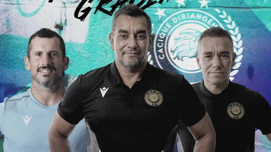 José Giacone llega con Vilariño (primero de izquierda a derecha) a Saprissa.