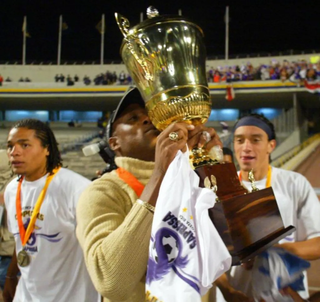 Hernán Medford celebrando la Concachampions que ganó en 2005 con Saprissa. (Foto: Concacaf)