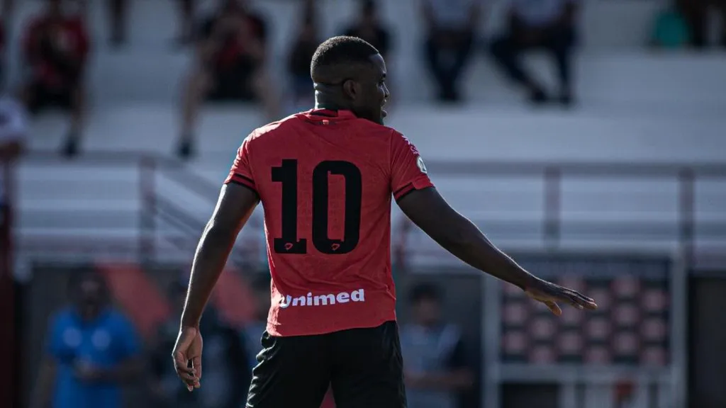 En Goianiense le dieron la 10 y en algunos partidos, hasta la cinta de capitán.