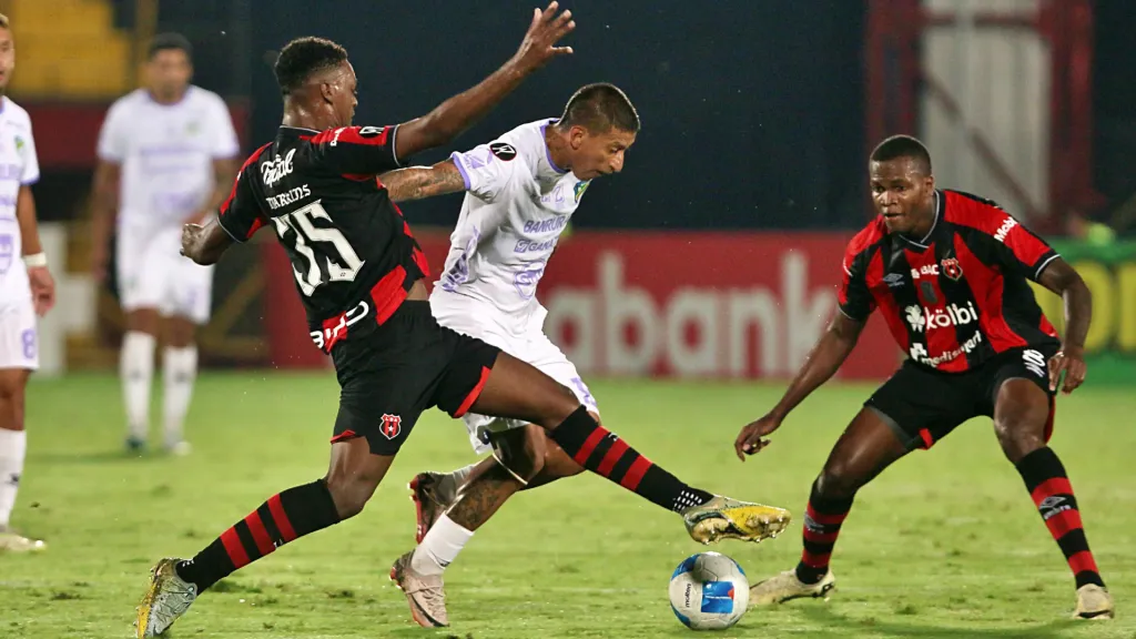 Stheven Robles protege la bola de la marca de Rashir Parkins en el Comunicaciones-Alajuelense. (Foto: Prensa Libre)