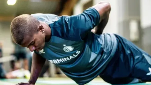 Jeyland Mitchell en la mira: la llamativa tendencia que debe romper con el Feyenoord