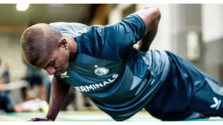 Jeyland Mitchell en la mira: la llamativa tendencia que debe romper con el Feyenoord