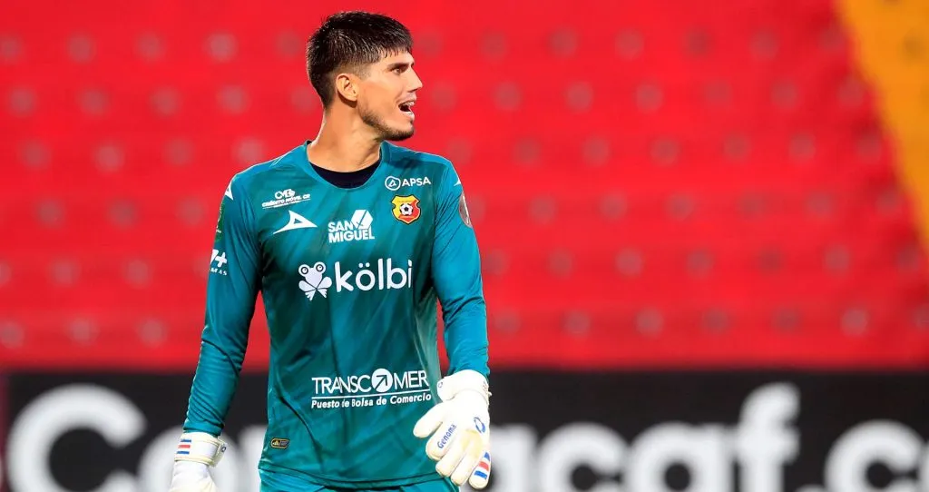 Aarón Cruz volvió a atajar luego de 10 meses.