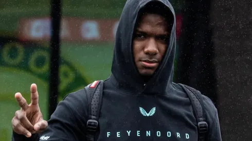 Primero lo bajaron y ahora esto: Jeyland Mitchell se lleva una sorpresa en Feyenoord.