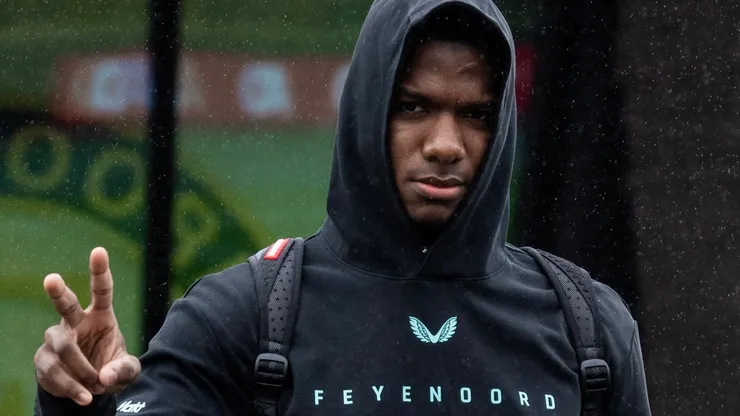 Primero lo bajaron y ahora esto: Jeyland Mitchell se lleva una sorpresa en Feyenoord.