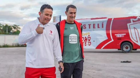 Otoniel Olivas y Alexandre Guimaraes antes de la final de ida.