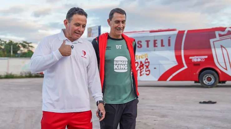 Otoniel Olivas y Alexandre Guimaraes antes de la final de ida.