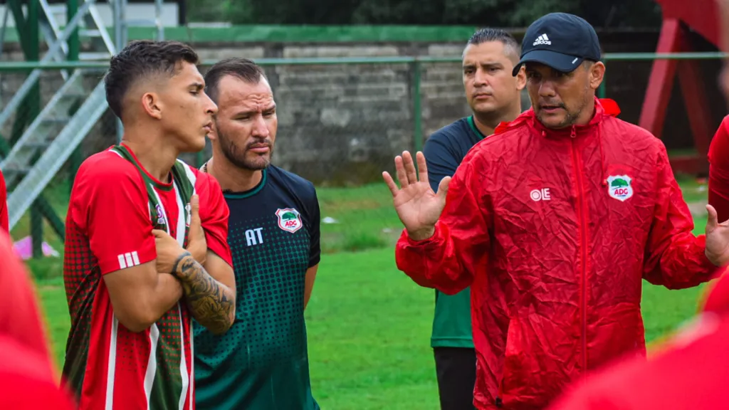 Alexander Vargas dando una charla técnico en Guanacasteca. (Foto: ADG)