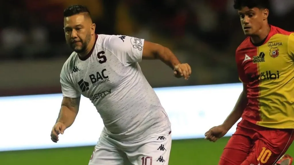 Alonso Solís volverá a jugar, pero en la Kings League.