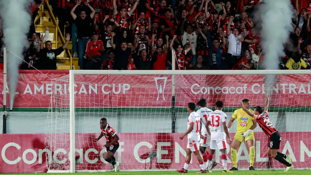 Joel Campbell celebra uno de los goles que le permitió a Alajuelense conqustar la Copa Centroamericana. (Foto: Rafael Pacheco Granados)