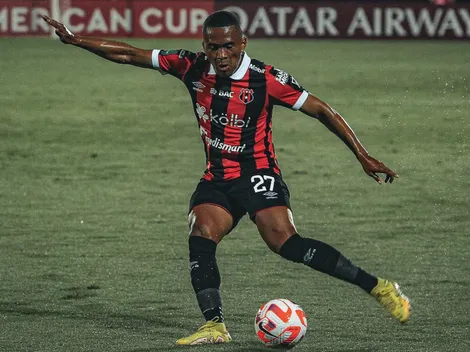 “No ha sido difícil”: Ian Lawrence le responde a la afición de Alajuelense de la manera menos pensada