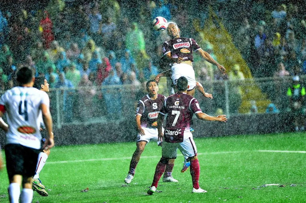 Saprissa se elevó bajo la lluvia (Melissa Fernández).