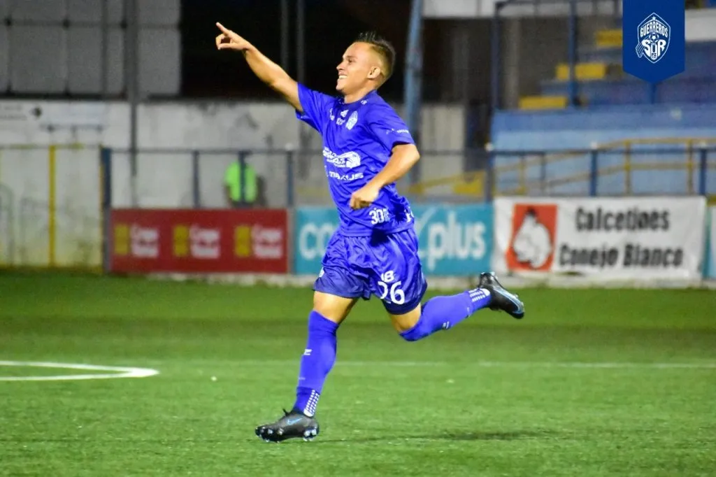 Axel Amador se aleja de Pérez Zeledón (Pérez Zeledón).