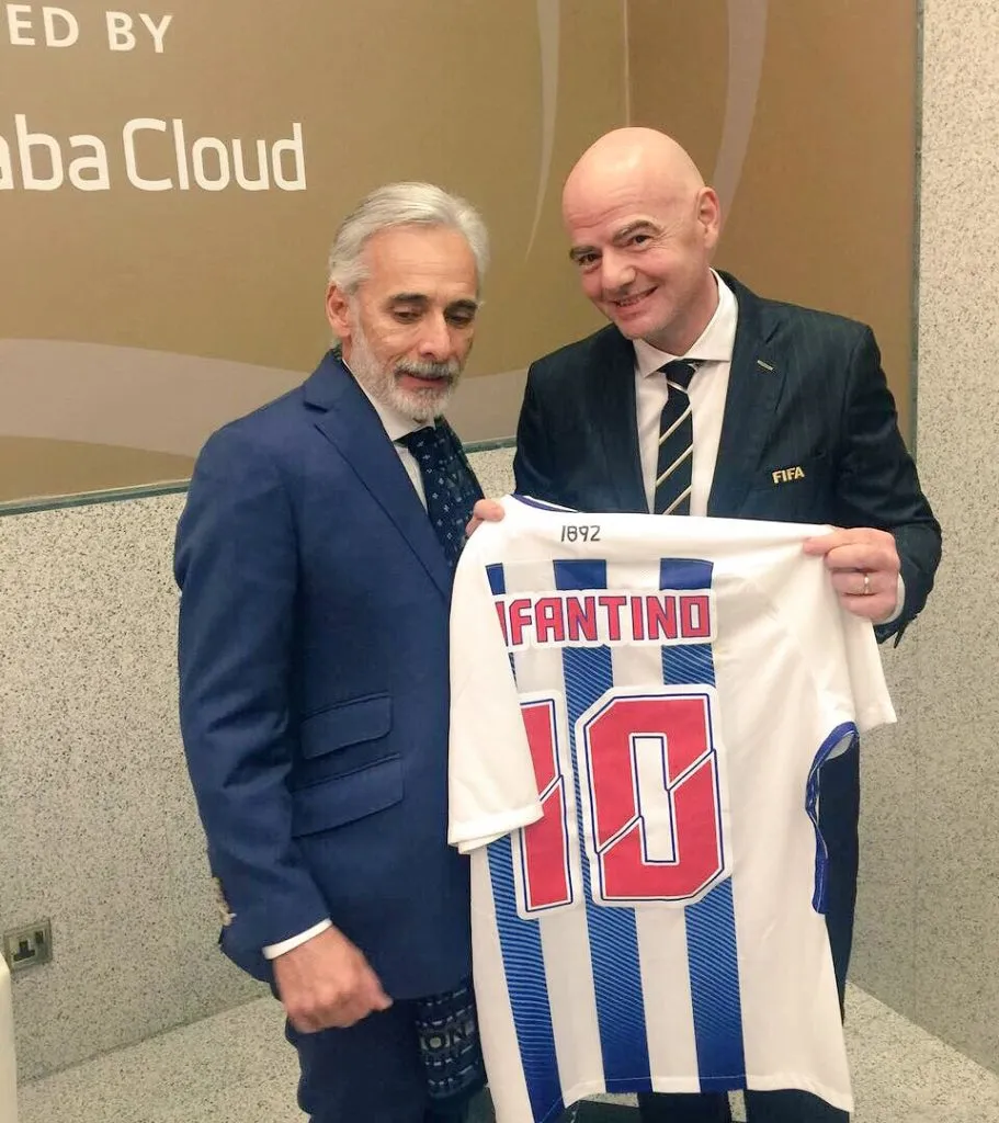 Jesús Martínez, el dueño de Pachuca, junto a Gianni Infantino, el presidente de la FIFA. (x.com)