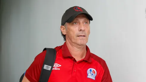 Pedro Troglio recibe un fuerte revés por parte de Olimpia