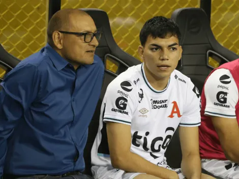 Leo Menjívar rompe el silencio sobre la crítica recibida por el entrenador de Alianza