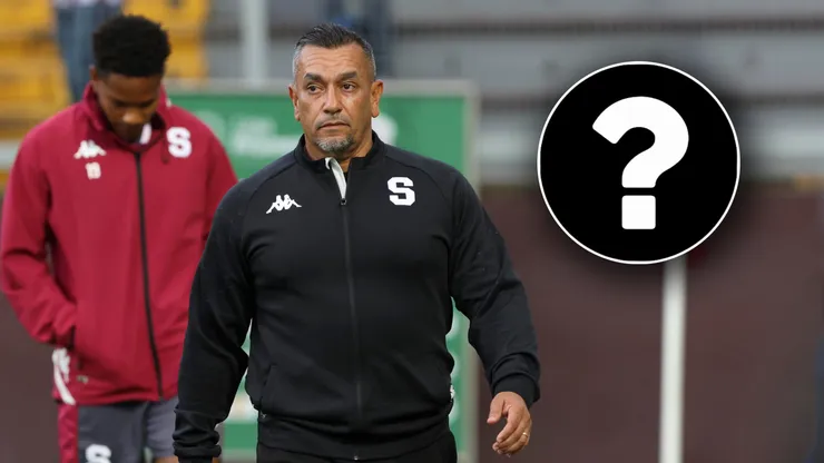 Saprissa avanza por un refuerzo y le marca la salida a uno de sus futbolistas.
