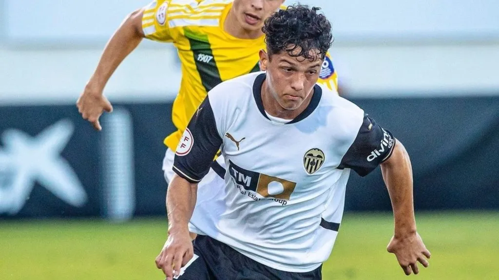 Warren Madrigal tendrá lugar en el primer equipo de Valencia.