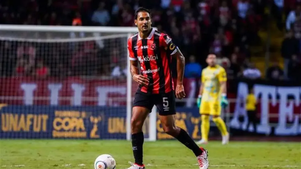 Celso Borges conoce a su entrenador como nadie (LDA).