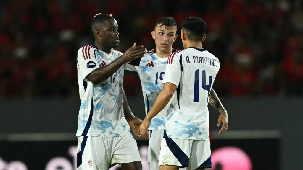 El goleador Alonso Martínez y el capitán Francisco Calvo bancaron al técnico Claudio Vivas. (Nación)