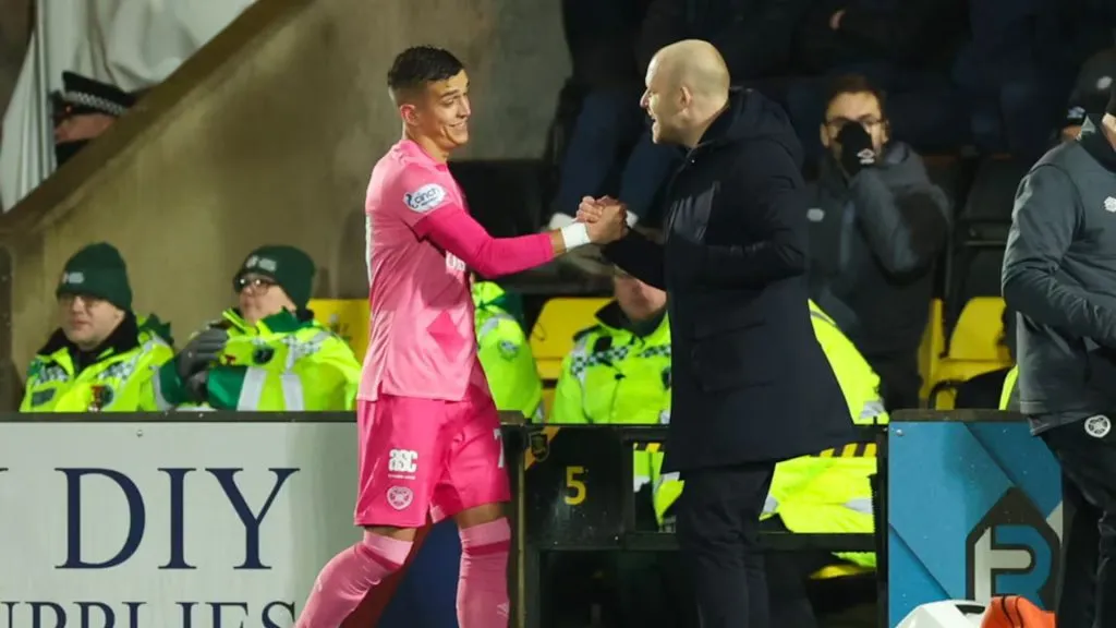 Kenneth Vargas junto a Steven Naismith