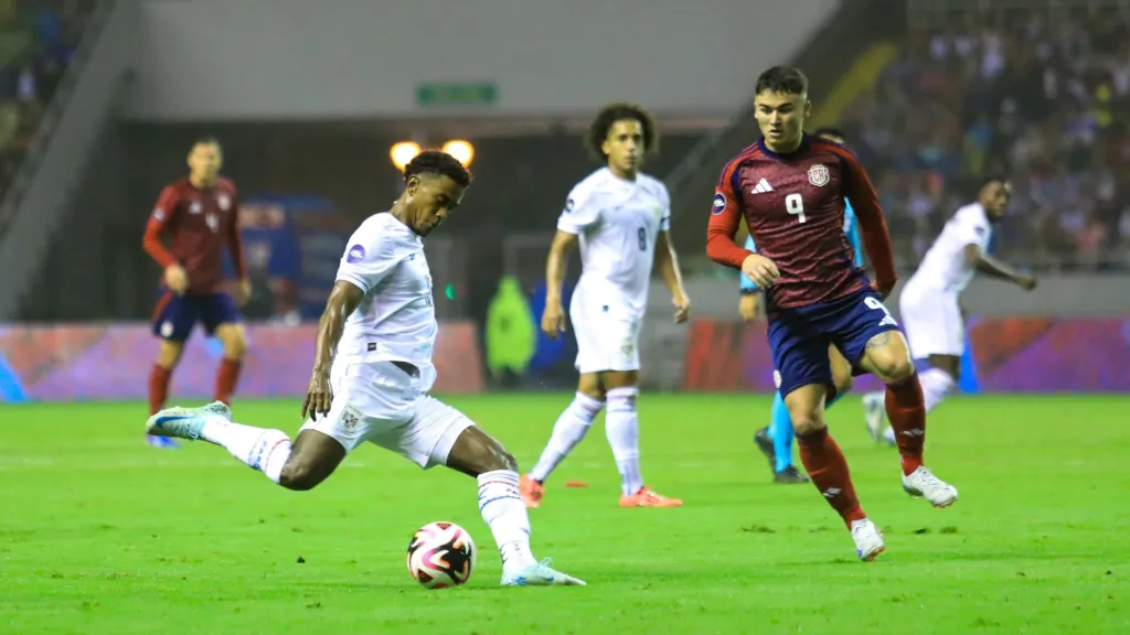Yoel Bárcenas, a punto de centrar pese a la marca de Manfred Ugalde. (Foto: FEPAFUT)