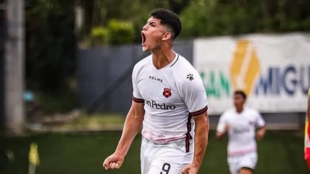 Esteban Cruz marcó dos goles con el Lommel SK.