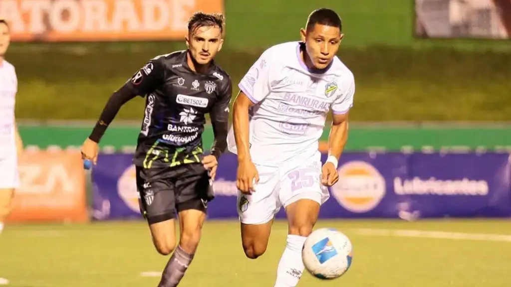 José Gálvez persigue a Erick Lemus en el último Comunicaciones-Antgua. (Foto: Cremas)