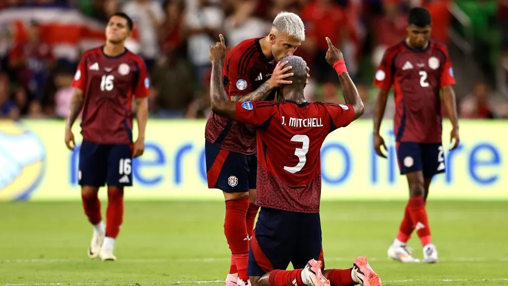 Francisco Calvo y Jeyland Mitchell en riesgo contra Panamá.