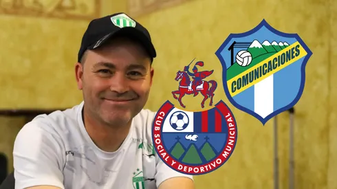 Javier López sonríe.