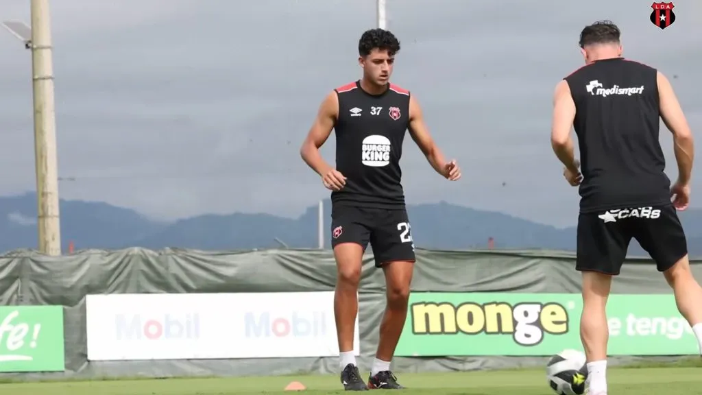 Farbod Samadian sueña con ser futbolista. (Alajuelense)