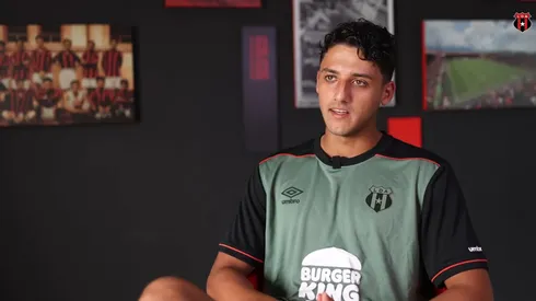 Tiene 19 años, se escapó de Irán para evitar el servicio militar y llegó a Alajuelense.