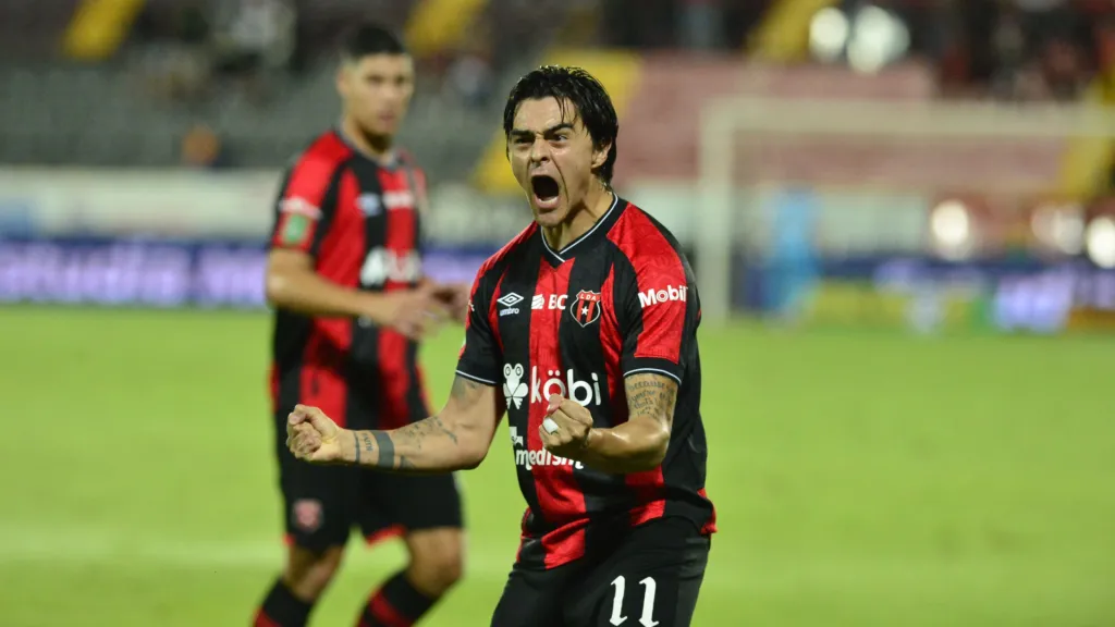 Diego Campos es una de las principales piezas ofensivas de Alajuelense. (Foto: Jorge Navarro / La Nación)