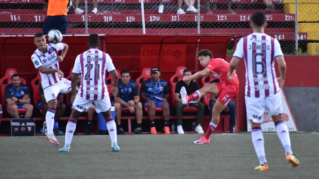 La última vez que se enfrentaron, el 14 de septiembre, Saprissa le ganó 2-1 a Santos en el Ebal Rodríguez. (Foto: La Nación)