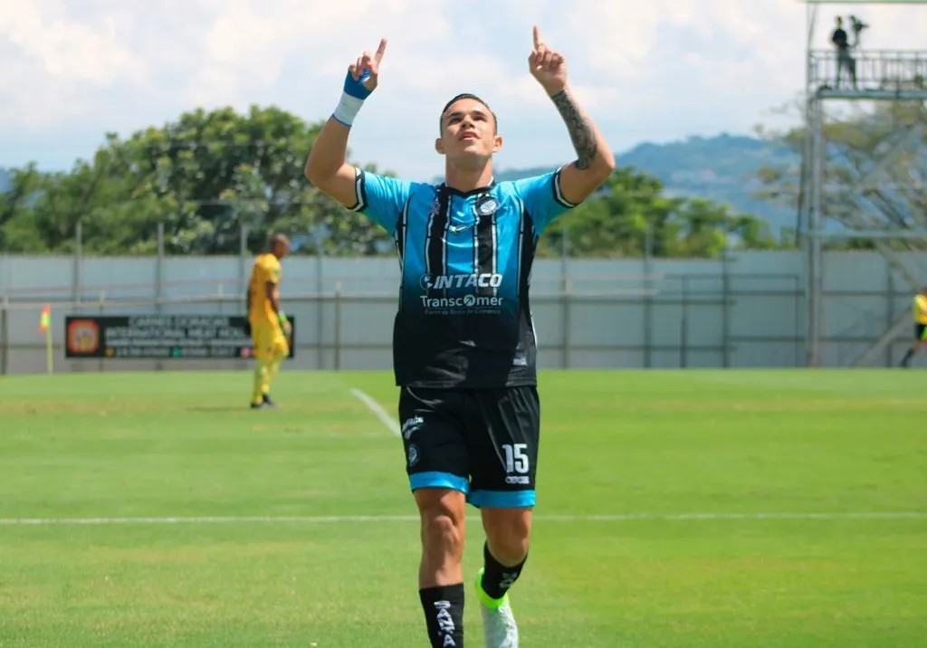 Adrián Chévez brilla en Santa Ana (Santa Ana FC).