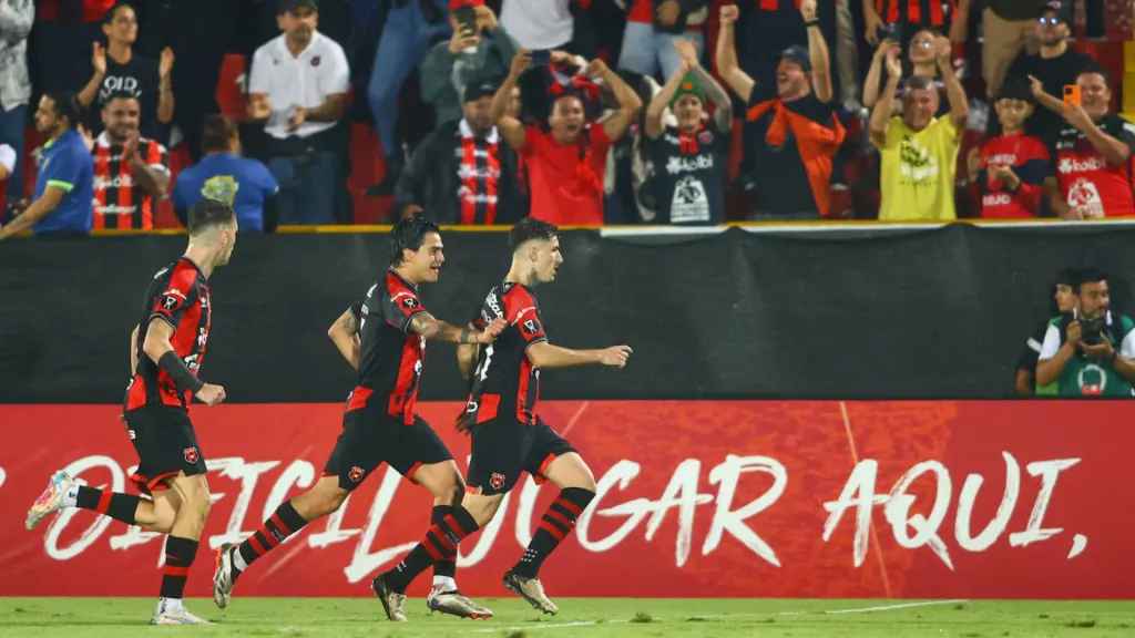 Alajuelense sueña con clasificar al Mundial de Clubes que se le negó en 2004. (Foto: Cocacaf)