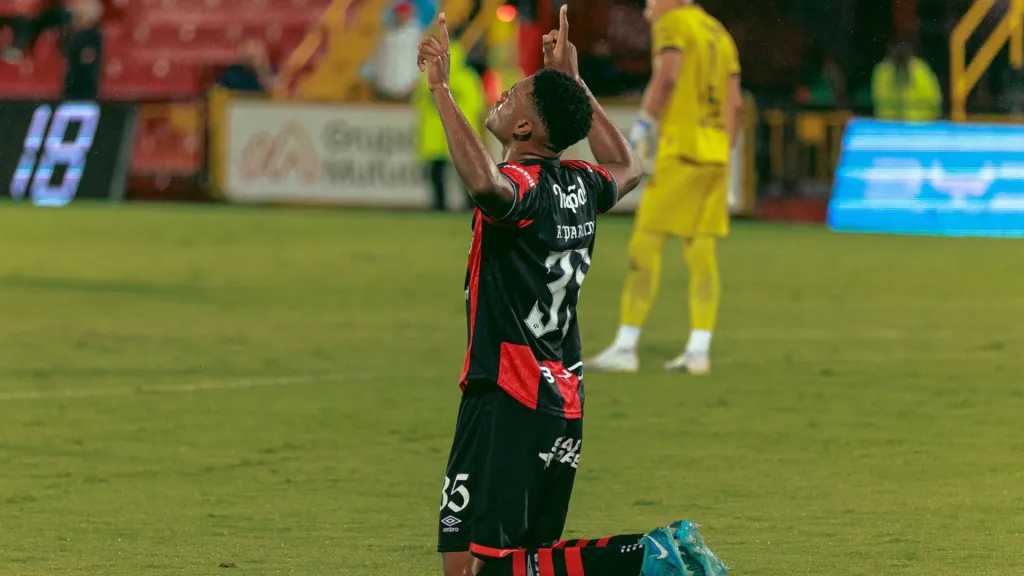 Rashir Parkins celebra el gol con el que Alajuelense volvió al triunfo. (Foto: LDA)