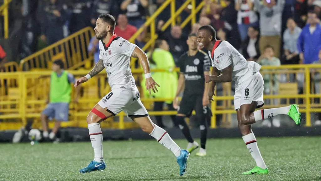 Jonathan Moya celebra tras darle el triunfo a la Liga ante Sporting. (Foto: John Durán / La Teja)