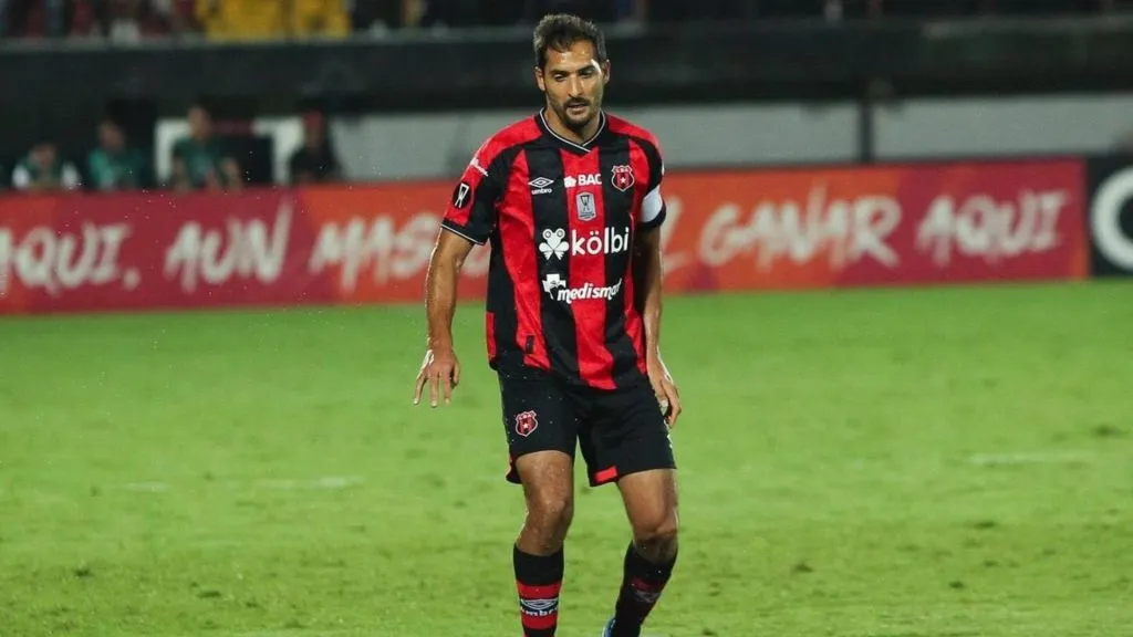 Celso Borges y la duda para renovar en Alajuelense.