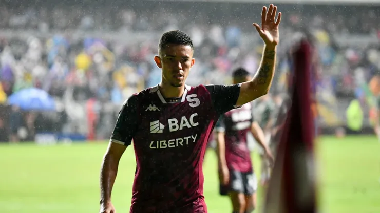 "Le falta mucho": figura de Saprissa sorprende al marcarle la cancha a Jefferson Brenes.
