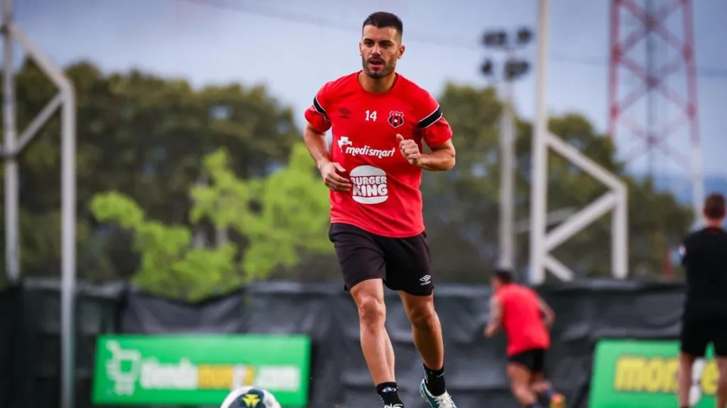 Iago Falque no ha demostrado su calidad en Alajuelense.