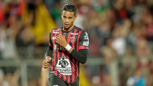 Ariel Lassiter vistiendo la camiseta de Alajuelense.