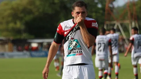 Carlos Mora conmueve a Alajuelense antes del clásico