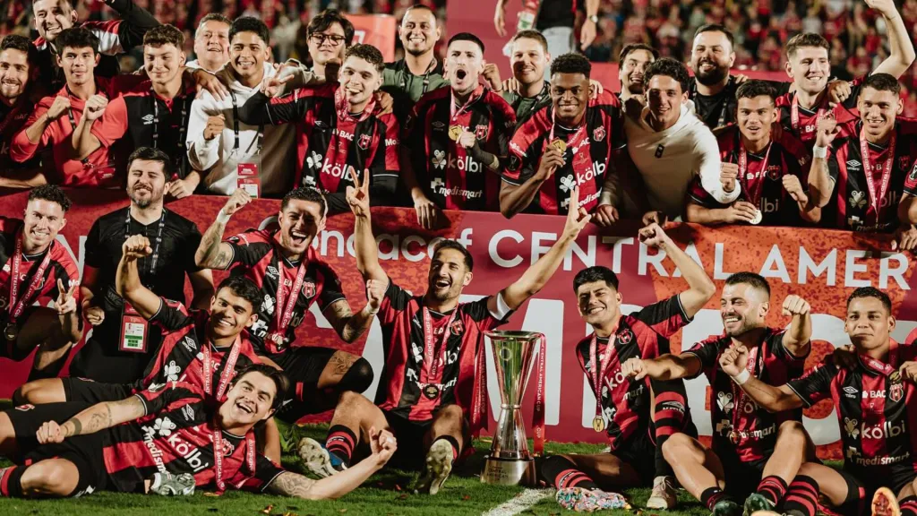 El plantel de Alajuelense celebra antes de enfocarse de lleno en el gran objetivo del semestre: el campeonato nacional. (Foto: LDA)