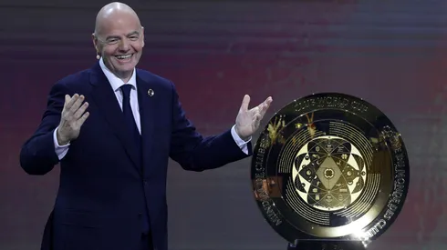 Gianni Infantino junto al trofeo del Mundial de Clubes 2025.