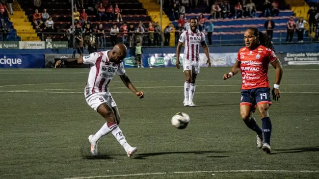 Jonathan McDonald, el tercer máximo artillero de la Primera División, intenta perseguir a un siempre escurridizo Javon East. (Foto: Saprissa)
