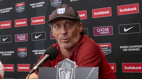 Pedro Troglio en conferencia de prensa.