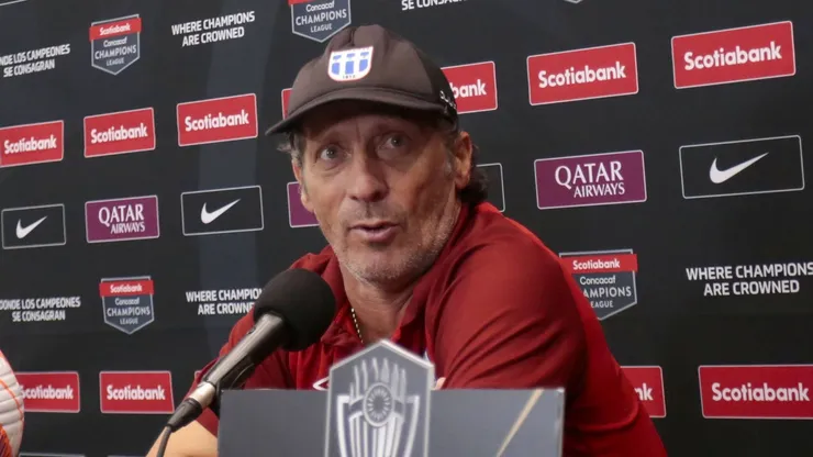 Pedro Troglio en conferencia de prensa.