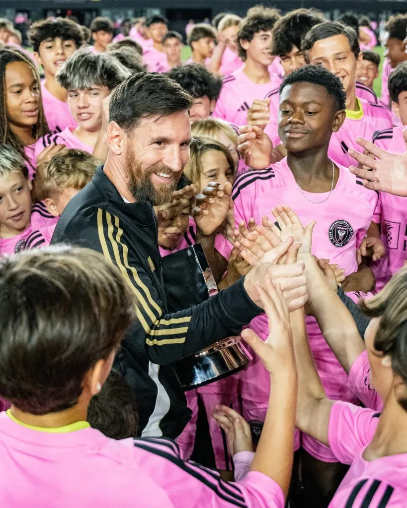 Messi junto a los jóvenes del Inter Miami. (Foto: Inter Miami)